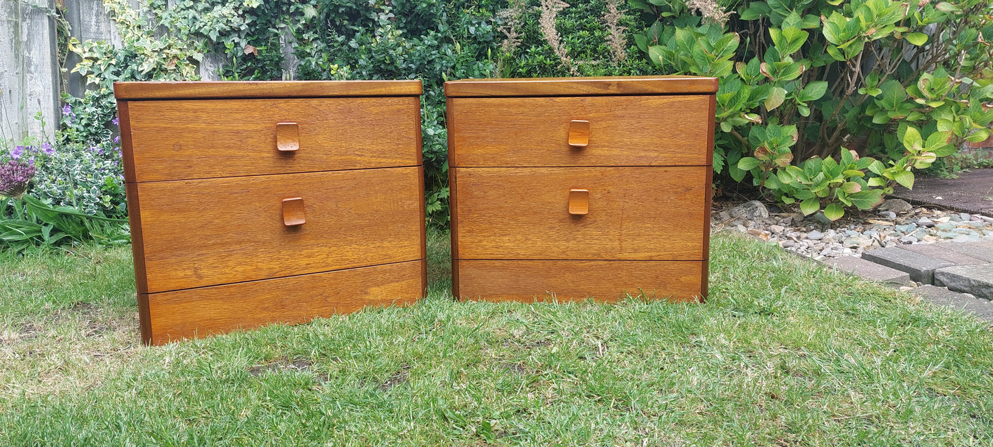 Set 2x bedsite tables mid century stag.