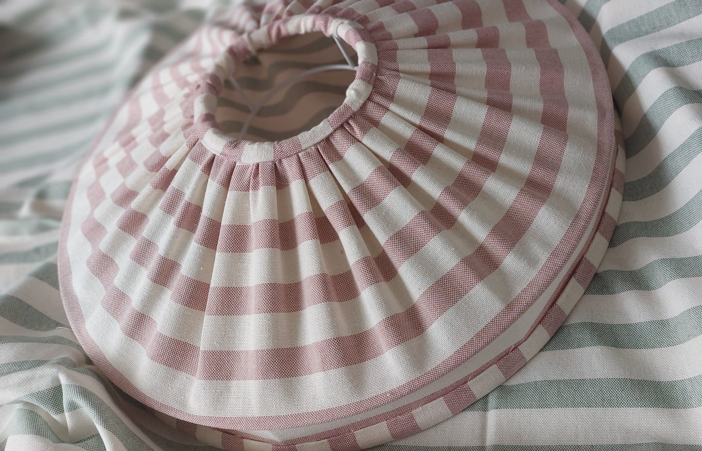 Hanstiched pleated Tiffany lampshade pink stripes