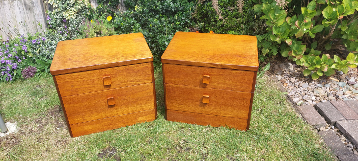 Set 2x bedsite tables mid century stag.