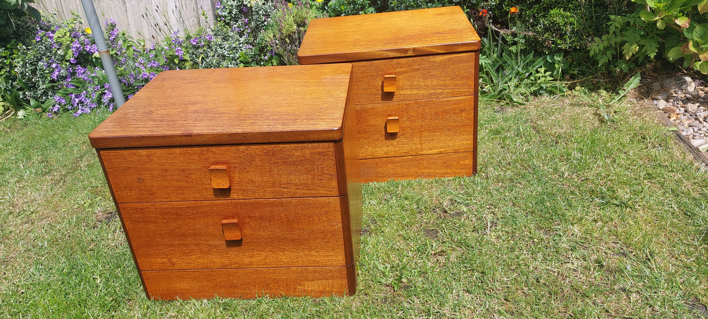 Set 2x bedsite tables mid century stag.