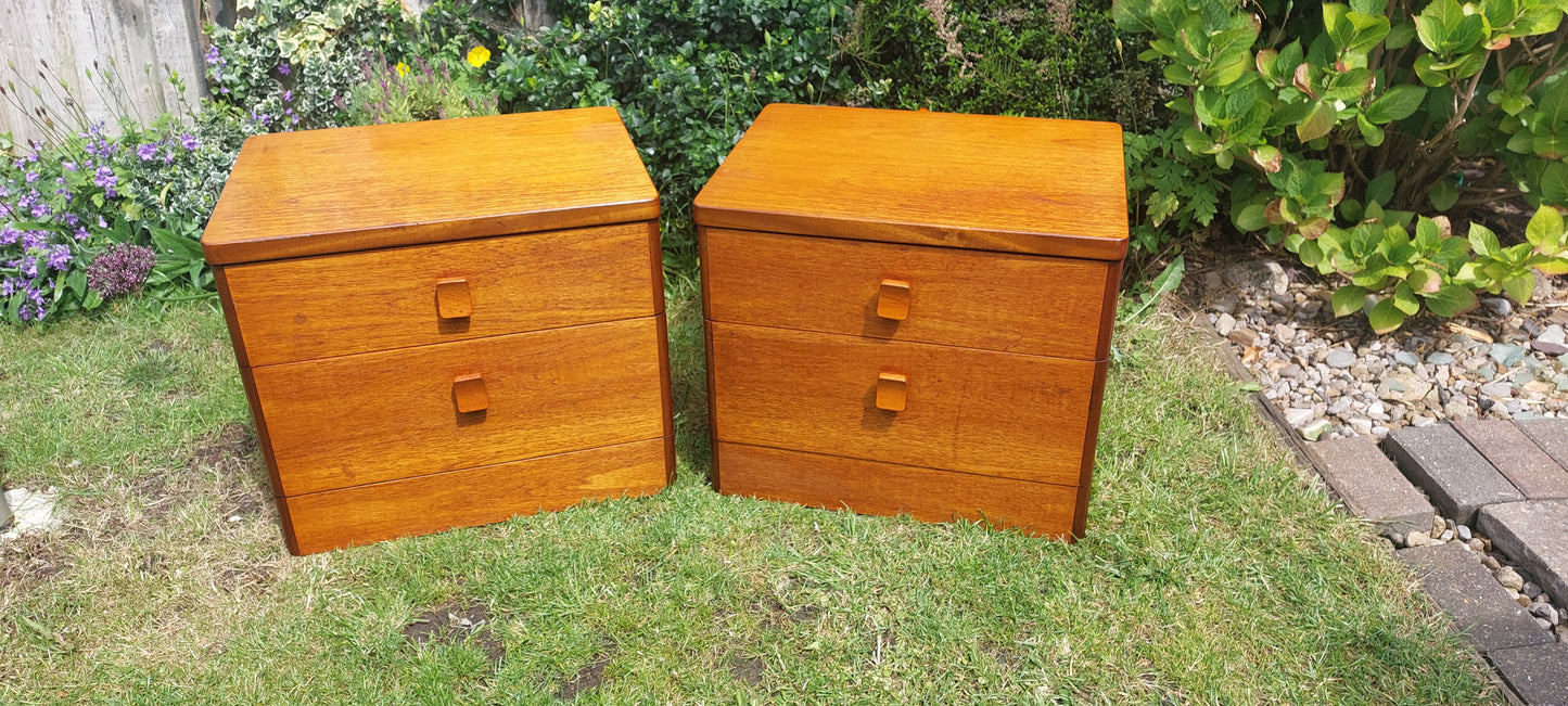 Set 2x bedsite tables mid century stag.