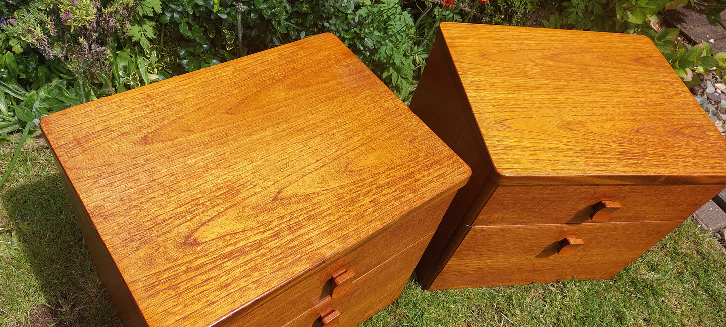 Set 2x bedsite tables mid century stag.