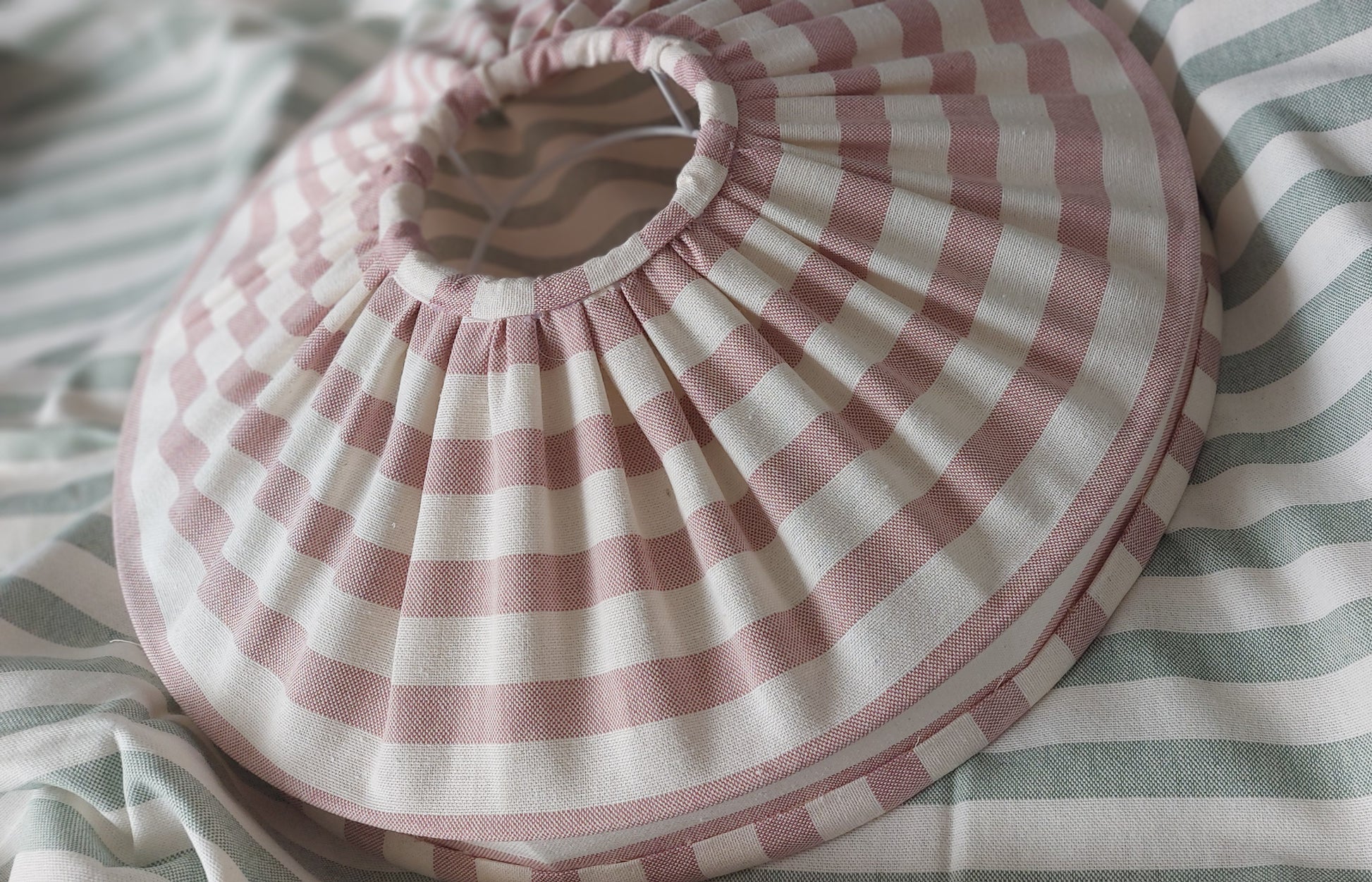 Hanstiched pleated Tiffany lampshade pink stripes 