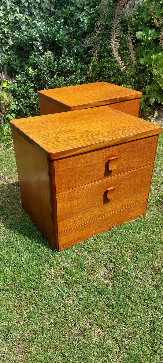 Set 2x bedsite tables mid century stag.