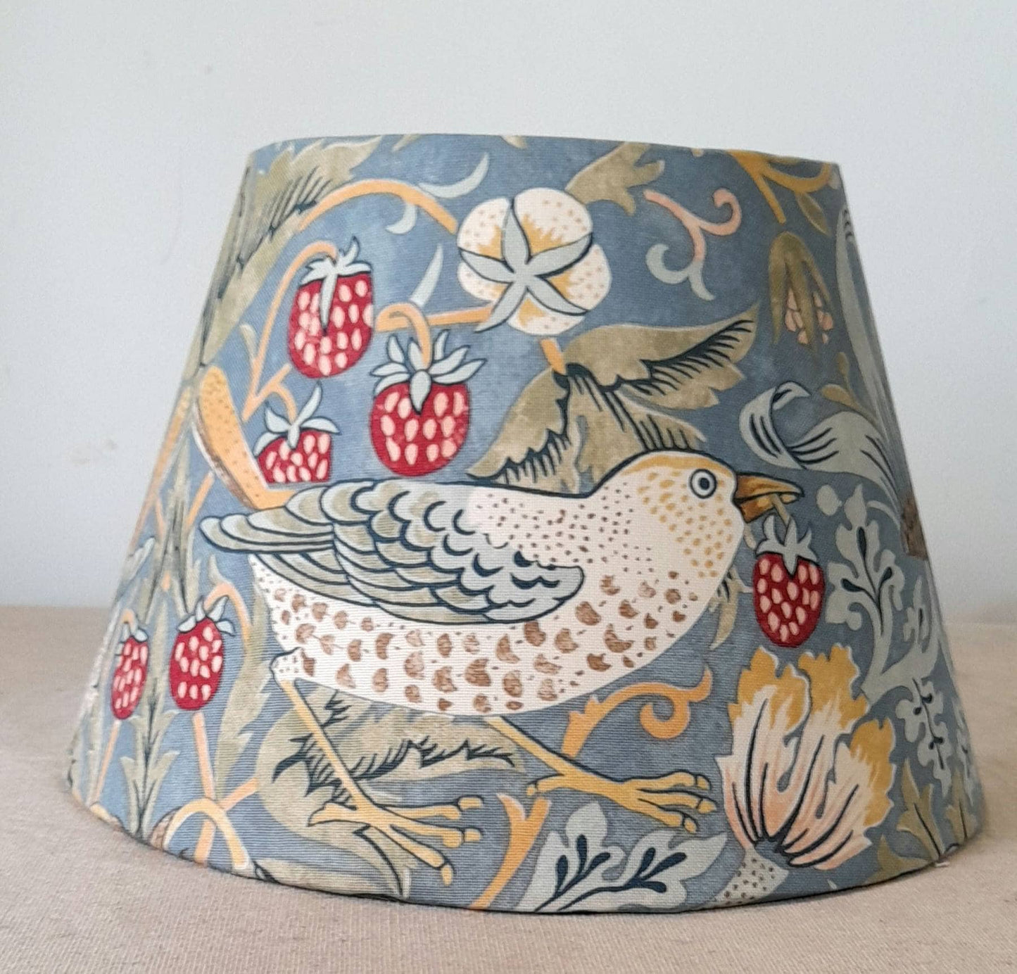 William Morris Strawberry Thief Lampshade 35 cm taper