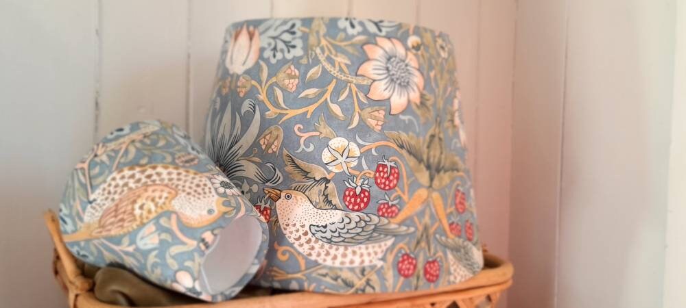 William Morris Strawberry Thief Lampshade 35 cm taper